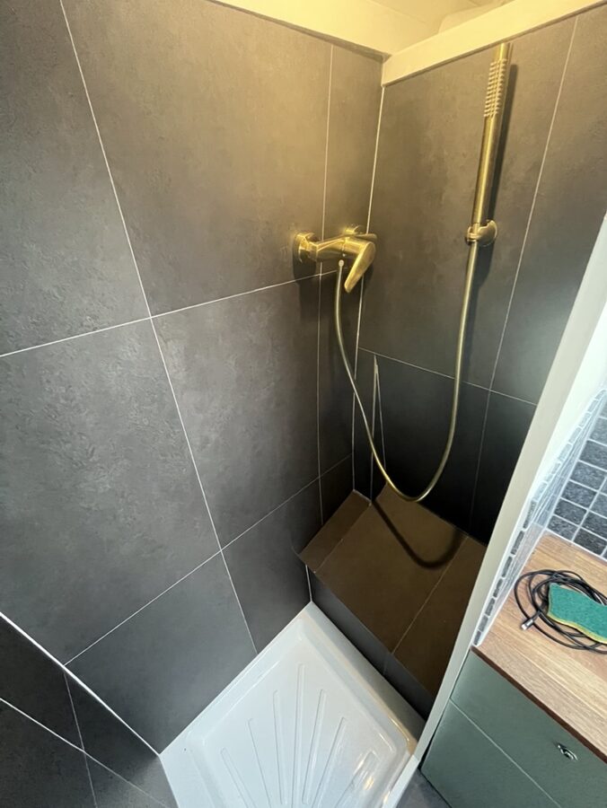 Douche Pénélope : robinetterie dorée